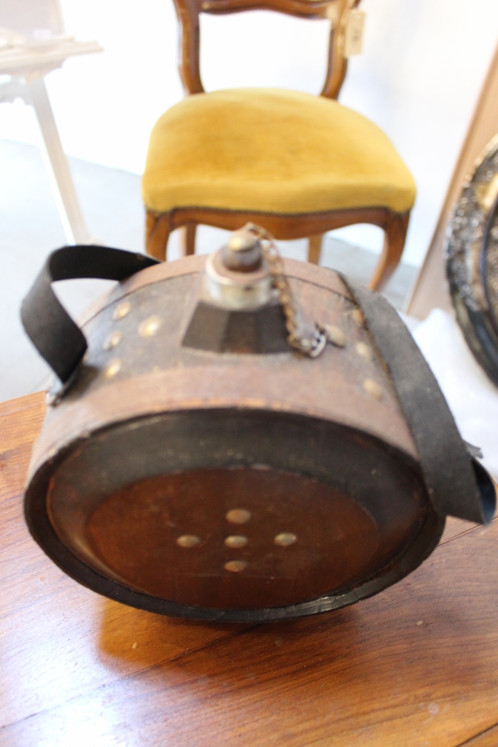 Holzflasche mit Tragegurten